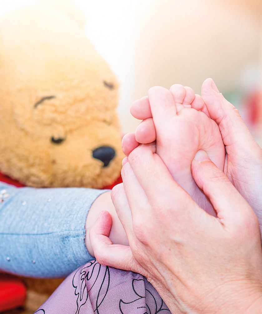 Kind bekommt Fußmassage, bildliche Darstellung des Kids Touch Massagekurs